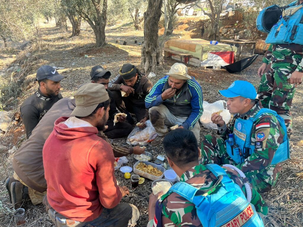 Staf Cimic Satgas Indobat XXIII-R Laksanakan Panen Raya Zaitun Bersama Masyarakat Lebanon Selatan.