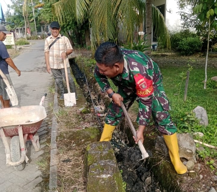 Babinsa dan Bhabinkamtibmas Ajak Warga Mandingin Bersih-bersih, Parit Jadi Fokus