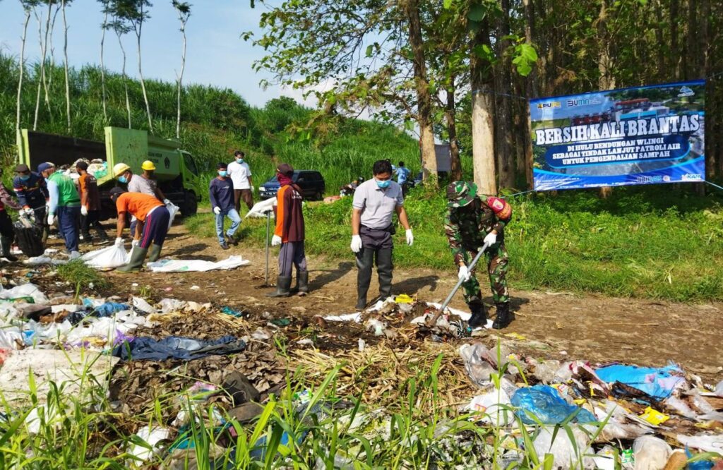 Ciptakan Lingkungan Bersih, Koramil Sutojayan Bersama Warga, DLHK dan PJT Bersihkan Sampah di Hulu Bendungan Sungai Brantas