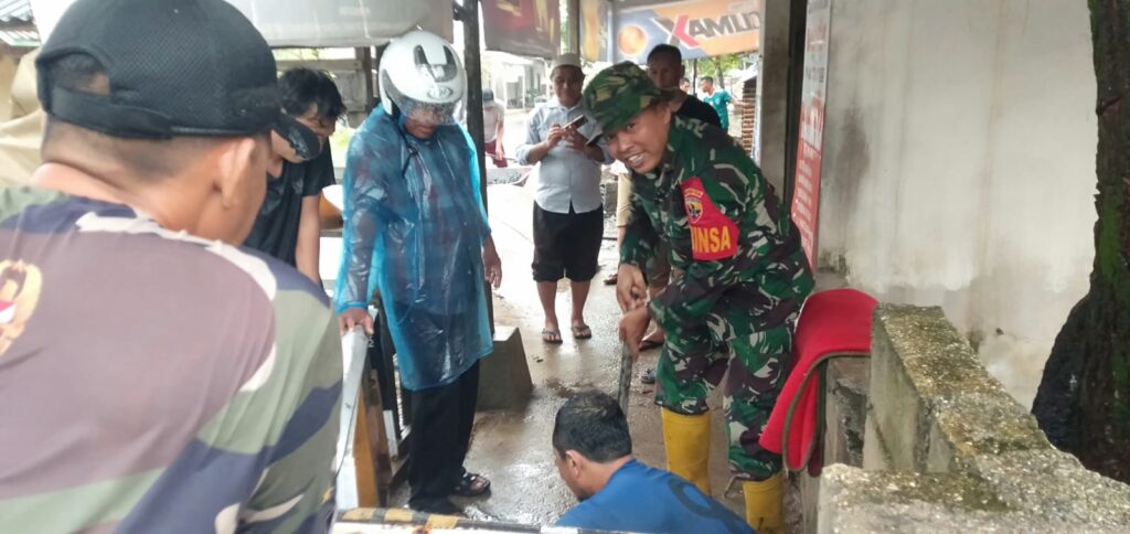 Kolaborasi TNI dan Warga Sekotong Atasi Saluran Tersumbat