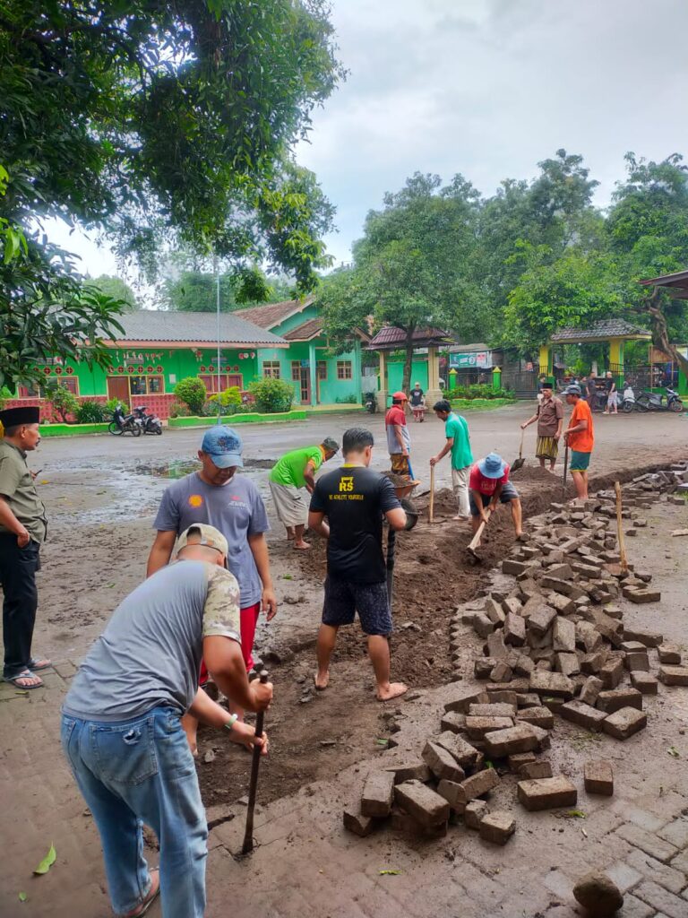 Babinsa Gotong Royong Buatan Saluran Air