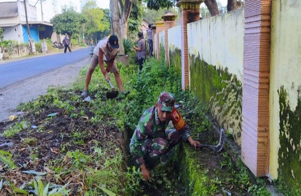 Semangat Gotong Royong, Babinsa Desa Candirejo Dan Warga Bersihkan Lingkungan Desa