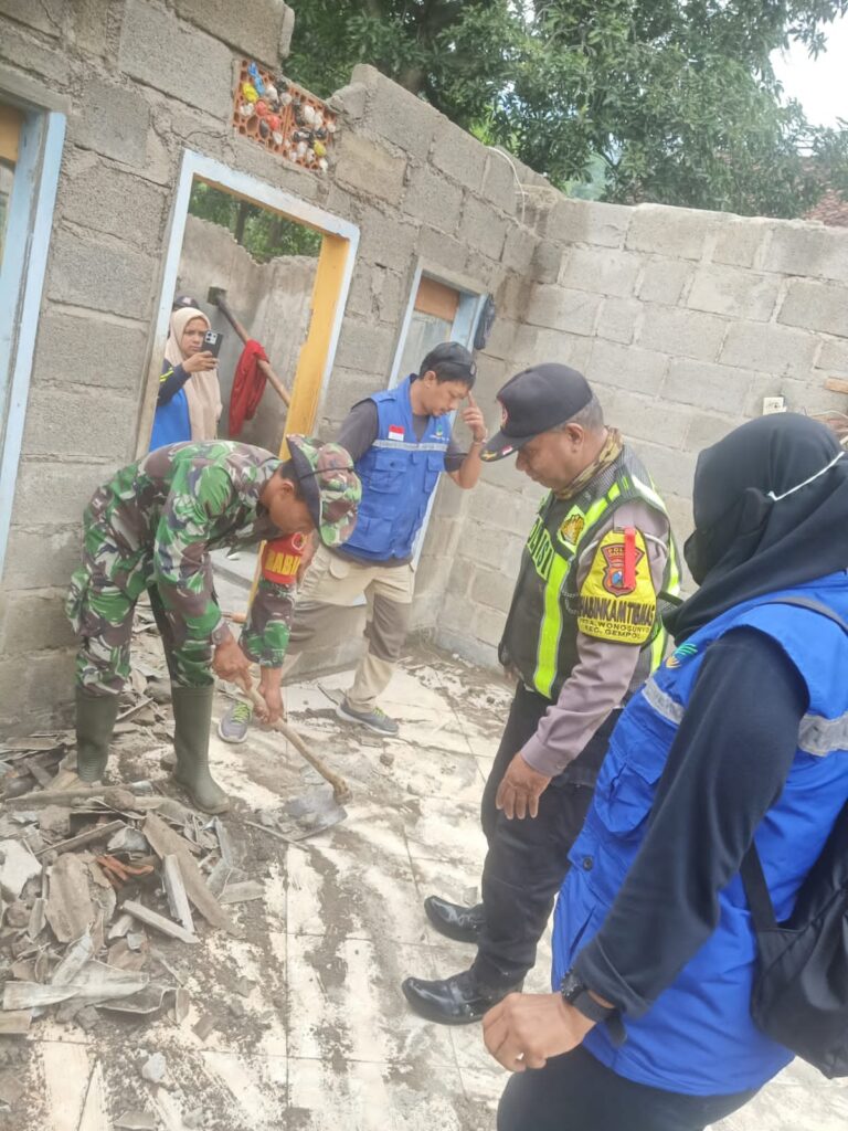 Diterjang Angin Puting Beliung, Babinsa Beserta Aparat Terkait Turun Bantu Korban