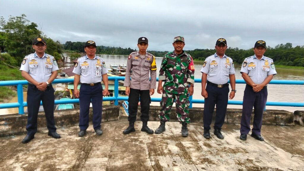 Babinsa Koramil 04/Long Iram Melaksanakan Pengamanan Nataru di Pelabuhan Tering