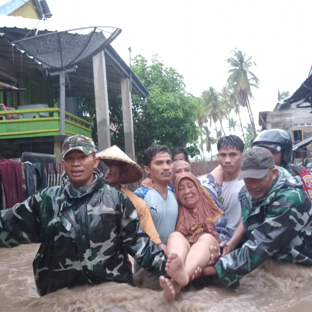 Babinsa Koramil 1608-03/Sape Respons Cepat Evakuasi Warga Terjebak Banjir di Lambu