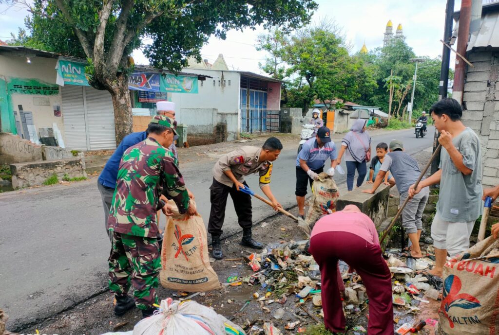 Babinsa dan Warga Kediri Selatan Bersihkan Saluran Air