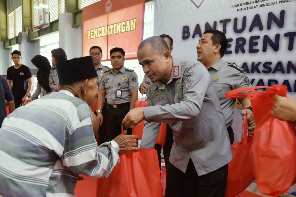 Lapas Lombok Barat Salurkan 50 Paket Bantuan Sosial Bagi Keluarga Warga Binaan dan Masyarakat.