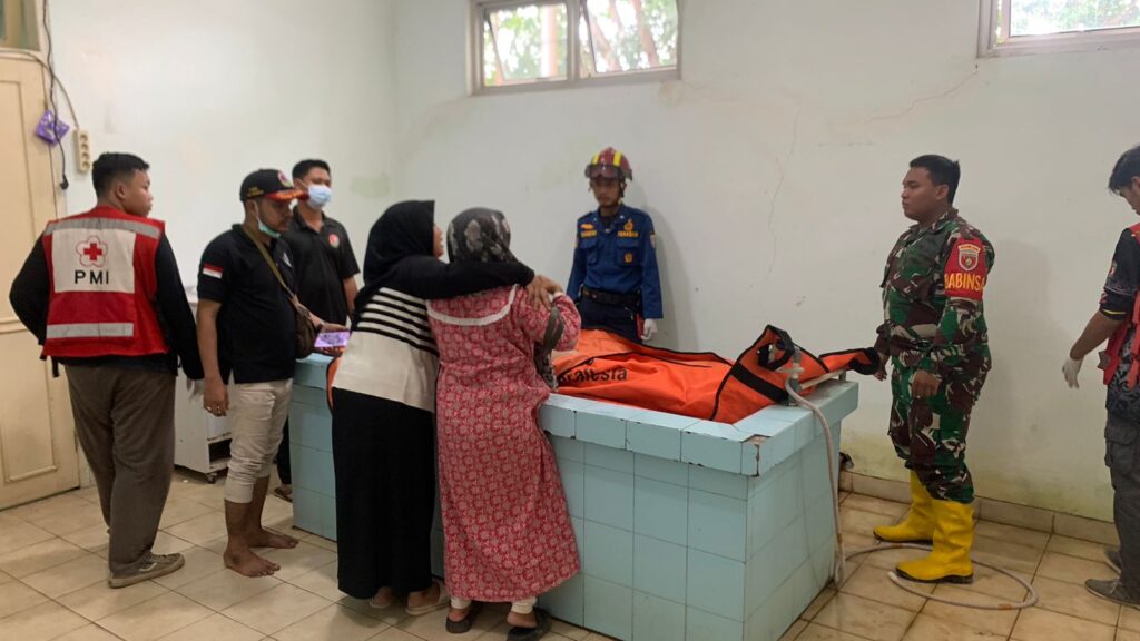 Babinsa, Bhabinkamtibmas Bantu Evakuasi Korban Tenggelam Diirigasi Sungai Sipai 