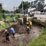 Serka Gitoyo Babinsa Desa Pohgading dan Warga Gotong Royong Bersihkan Sungai