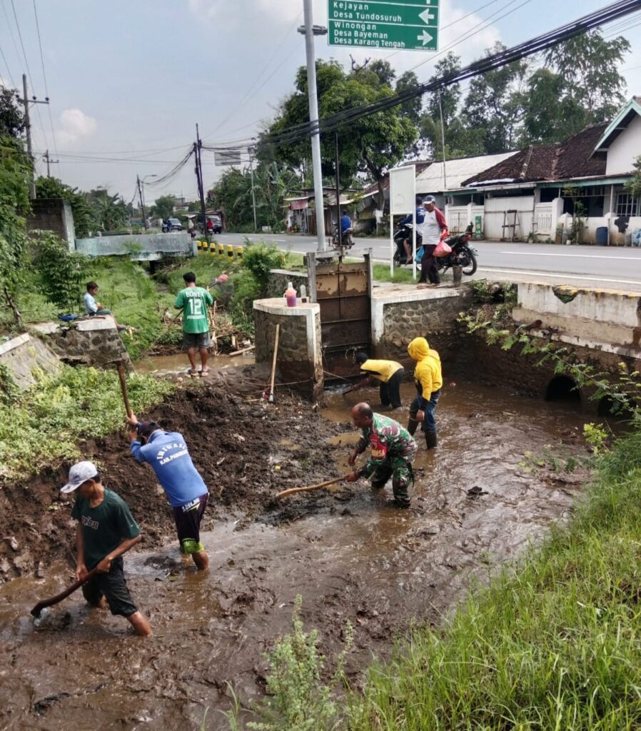 Serka Gitoyo Babinsa Desa Pohgading dan Warga Gotong Royong Bersihkan Sungai