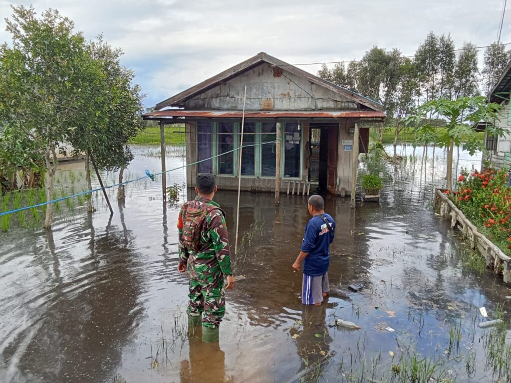 Datangi Rumah Warga Tergenang Air ” Babinsa Martapura Lakukan Imbauan Terus Waspada