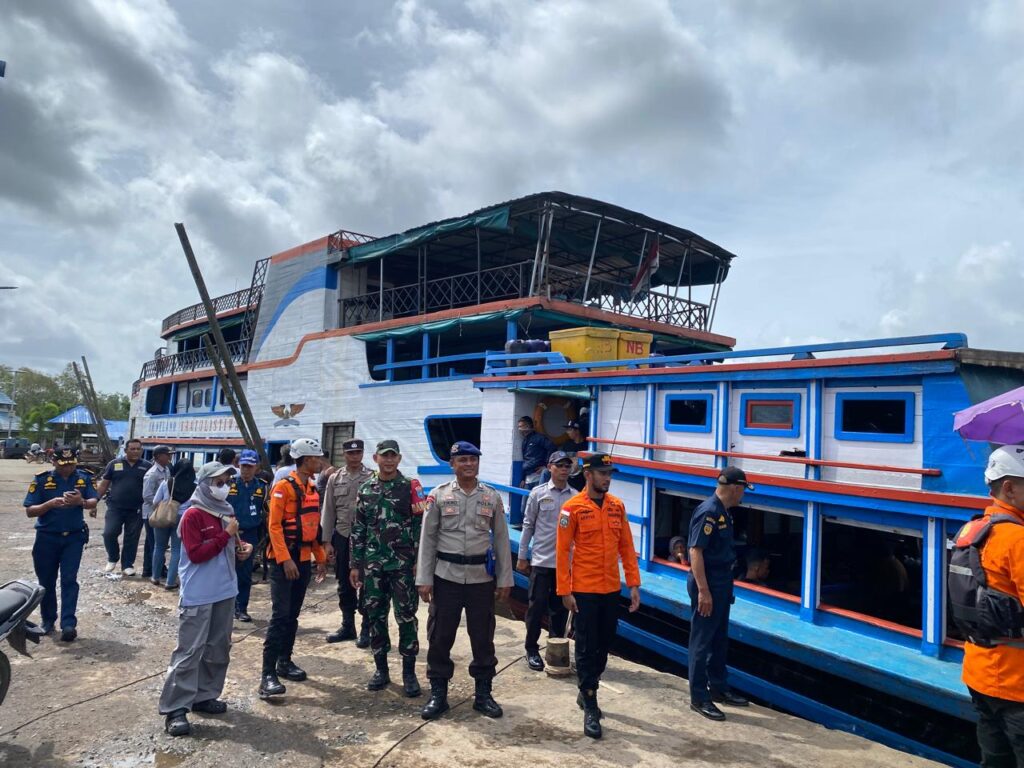 Bersama Stakeholder Terkait  Koramil Jajaran Kodim Ketapang Laksanakan Pengamanan Nataru Di Wilayah.