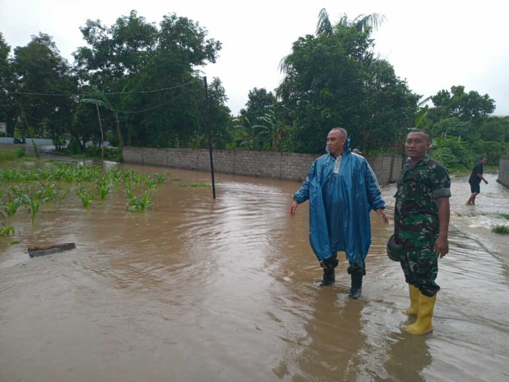 TNI dan Warga Bersinergi Hadapi Banjir Sungai Babak