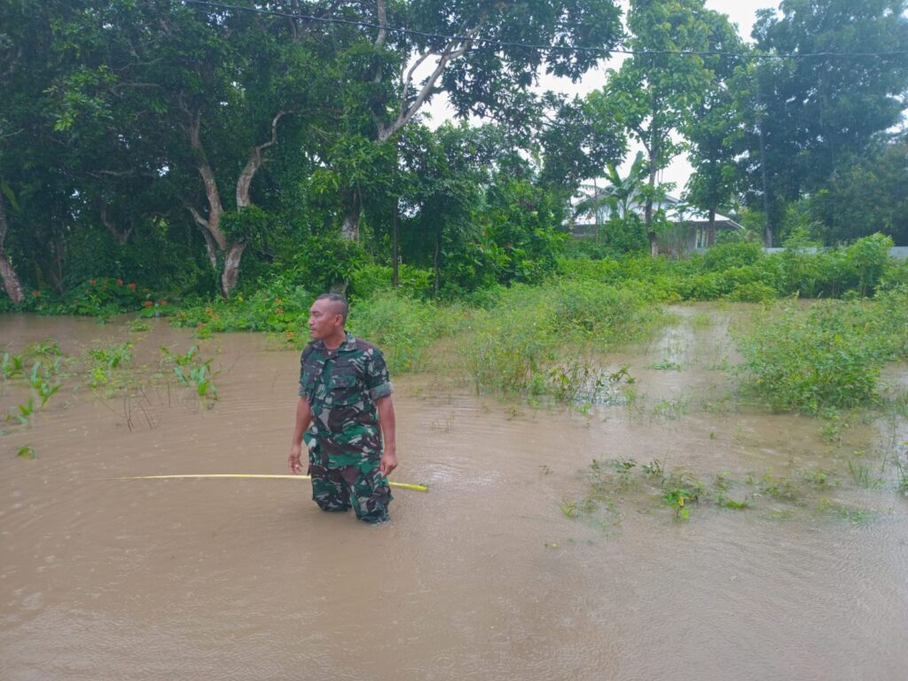 TNI dan Masyarakat Bersatu Tangani Banjir Sungai Babak