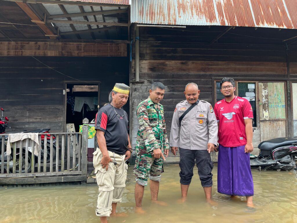 Babinsa, Bhabinkamtibmas Pantau Banjir Genangi Rumah Warga Desa Pasanyangan