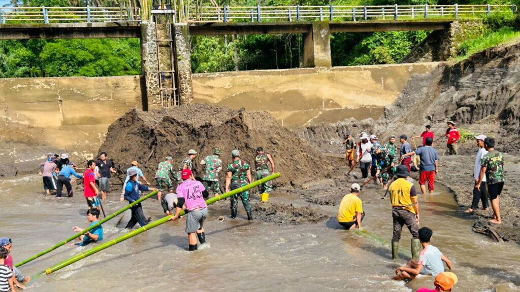 Kodim 1606 dan Warga Bersihkan Bendungan Rempek