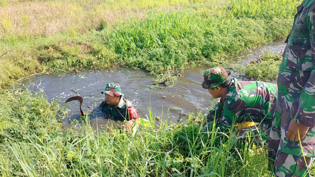 Intensitas Hujan Kini Mulai Meninggi ” Personil Koramil Kertak Hanyar, Polsek dan Warga Gotong Royong Cegah Batingsor 