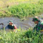 Intensitas Hujan Kini Mulai Meninggi ” Personil Koramil Kertak Hanyar, Polsek dan Warga Gotong Royong Cegah Batingsor 