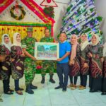 Berbagi Kasih Dalam Perayaan Natal, Danramil Kunjungi Warga