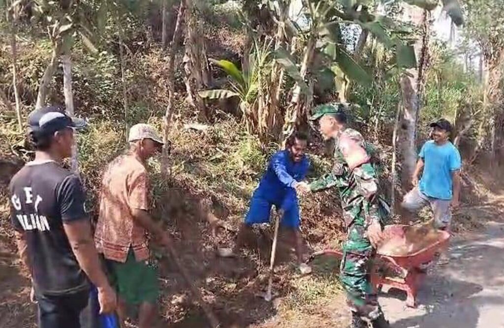 Babinsa Tapakrejo Bersama Warga Gelar Kerja Bakti Bersihkan Jalan Kampung