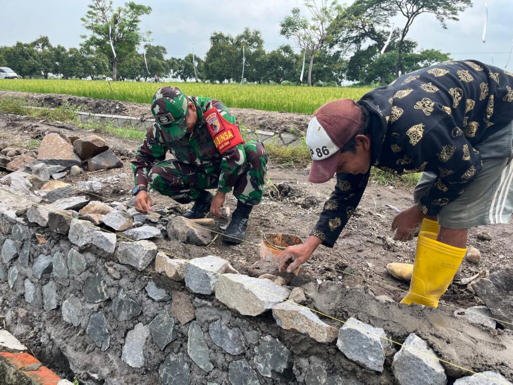 Perbaiki Plengsengan Jalan Persawahan Untuk Permudah Mobilitas Petani