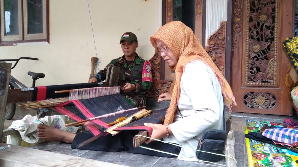 Babinsa Dukung Pelestarian Tenun Tradisional di Lombok Barat