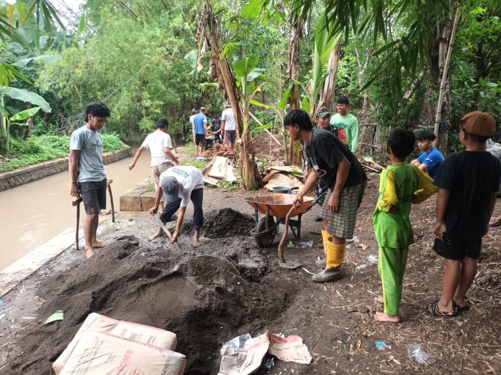 Babinsa Koramil 0819/13 Wonorejo Bersama Warga Bangun Saluran Irigasi di Desa Lebaksari