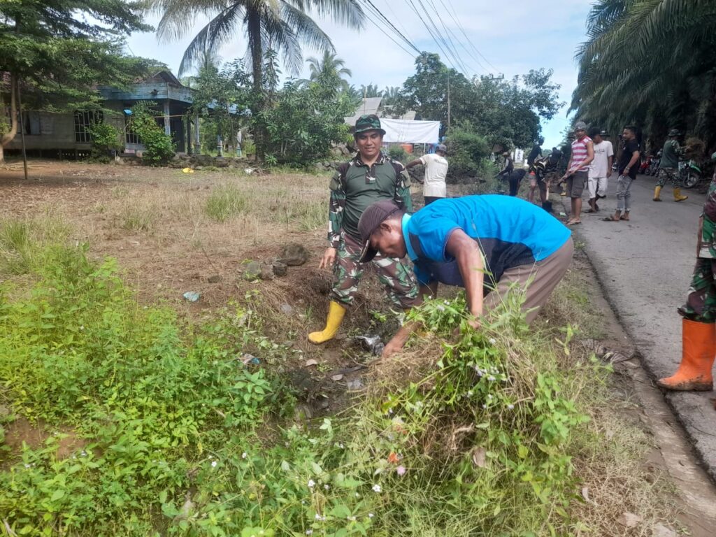 Koramil Simpang Empat Lakukan Upaya Pencegahan Wabah Penyakit dan Bencana Alam adakan Karya Bakti      