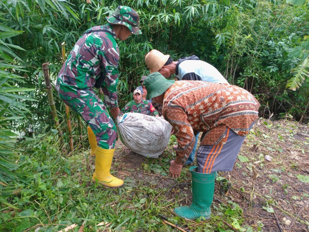 Babinsa dan Warga Perkuat Tanggul Kali Babak