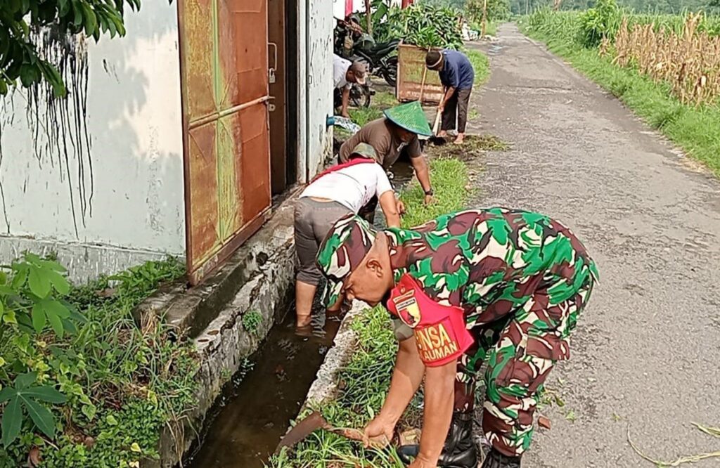 Babinsa Kelurahan Kauman Bersama Poktan Maju Makmur I Gotong Royong Bersihkan Sumber Air