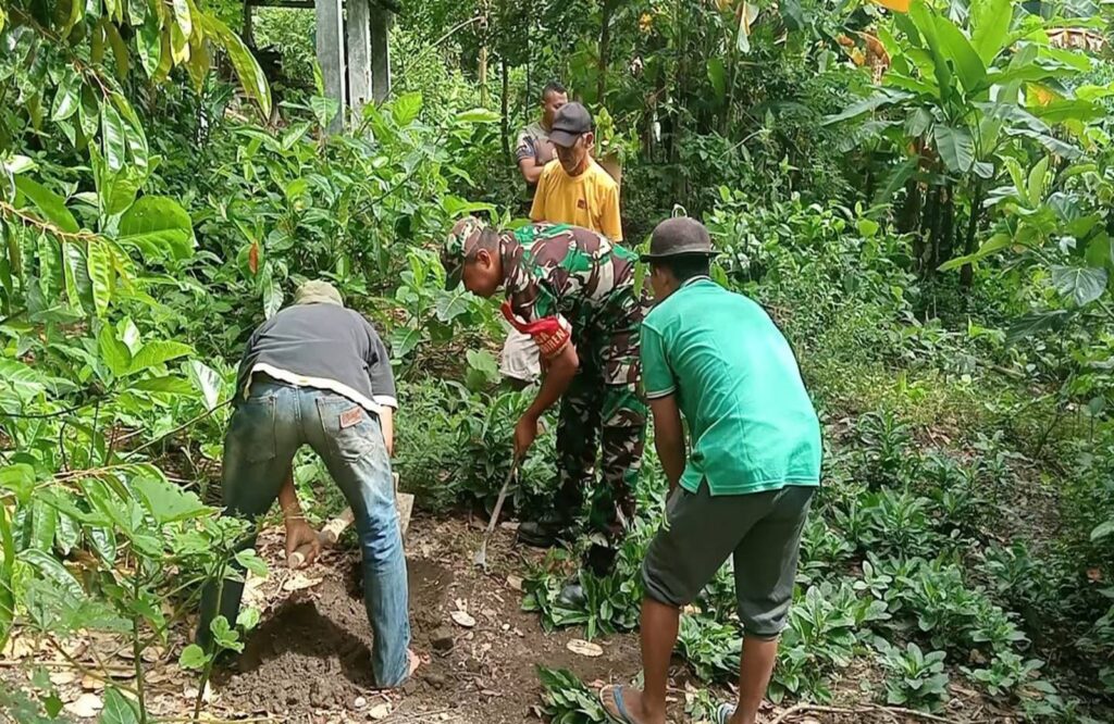 Menyatu dengan Alam, Babinsa Kelurahan Sumberdiren Bersama Warga Tanam Pohon di Bantaran Sungai Abab