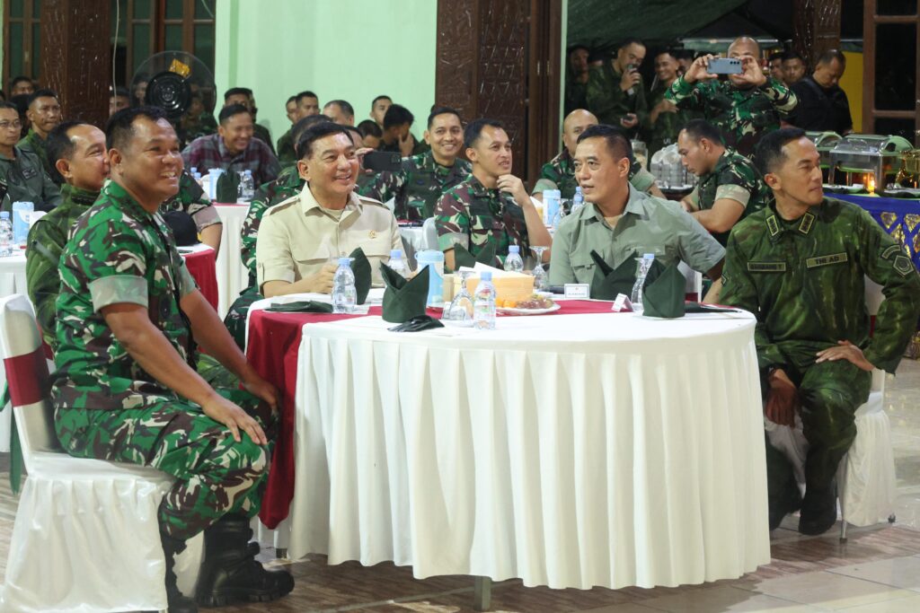 Menhan, Panglima TNI, dan Wakasad Tahun Baruan dengan Ribuan Prajurit di Timika