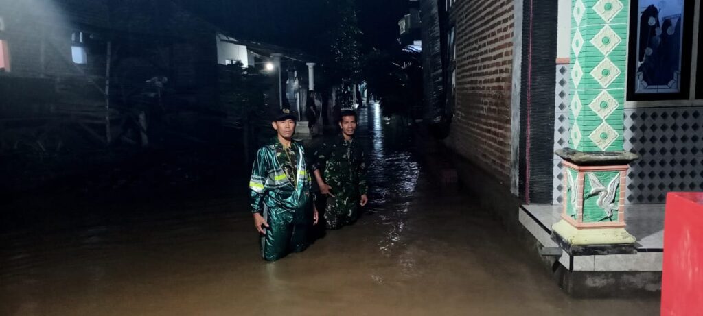 Pastikan Kondisi Aman, Babinsa Monitoring Banjir