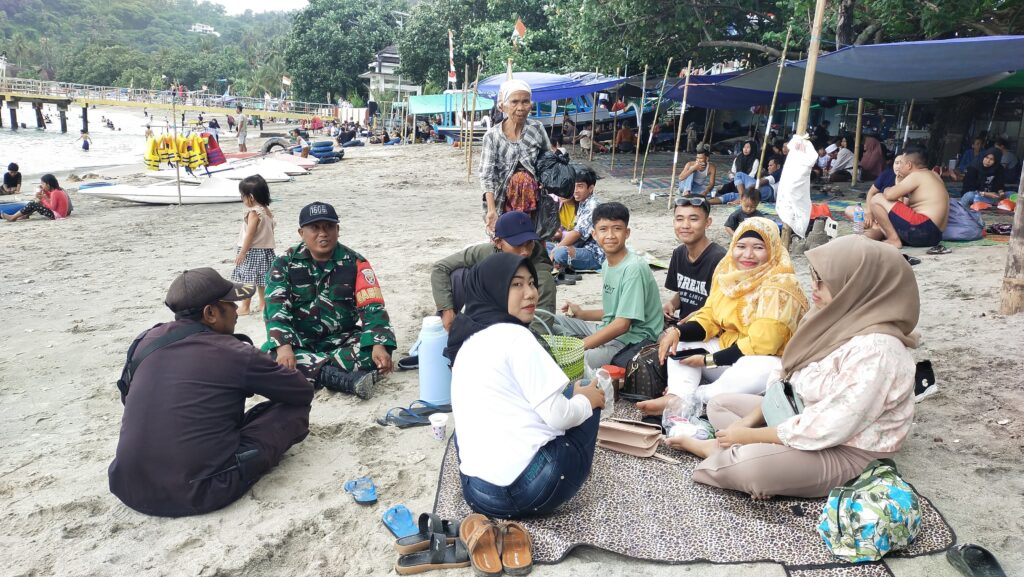 Babinsa Senggigi Imbau Wisatawan Pantai Waspada Perubahan Cuaca