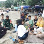 Babinsa Senggigi Imbau Wisatawan Pantai Waspada Perubahan Cuaca