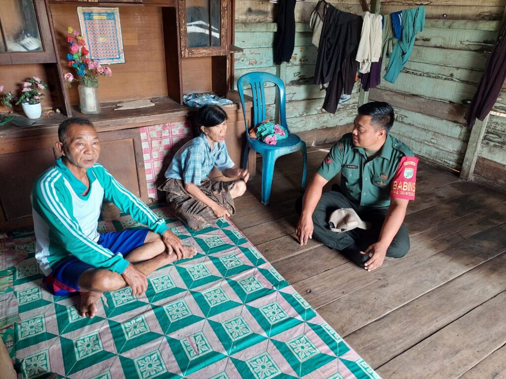 Sambangi Warga, Babinsa Koramil Teluk Batang Jaga Keharmonisan Di Wilayah.