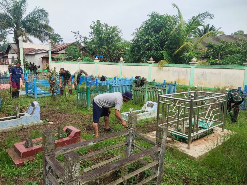 Babinsa Koramil 1015-06/Cempaga Bersama Warga Masyarakat Gotong Royong Bersihkan TPU