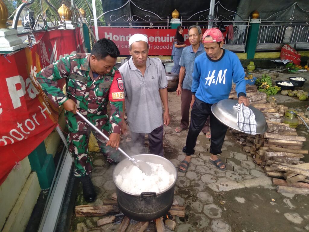 Babinsa dan Masyarakat Bersatu, Sukseskan Haul Guru Sekumpul dengan Suasana Kekeluargaan