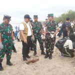 Pangdam Zamroni Pimpin Prajurit Udayana Bersihkan Pantai Kuta