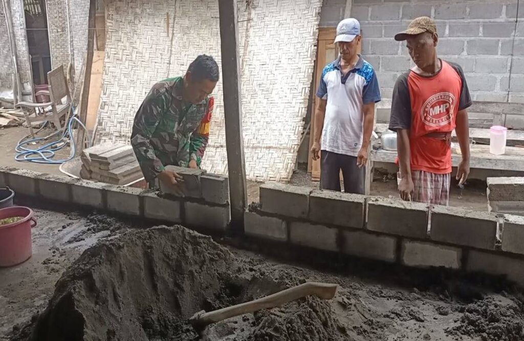 Peduli Rumah Warga, Babinsa Bersama Warga Desa Selokajang Bantu Perbaiki Rumah Bapak Sumidi