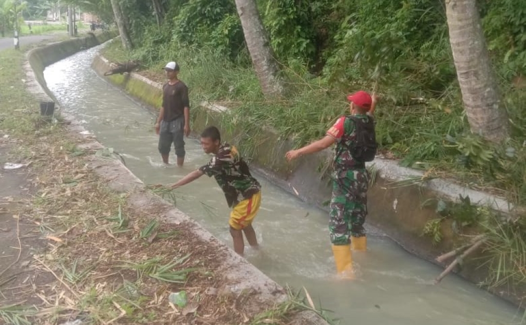 Babinsa Lembah Sari Gotong Royong Bersihkan Irigasi Desa