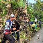 Babinsa Kayu Rabah Bersama Masyarakat Bersihkan Parit Cegah Banjir