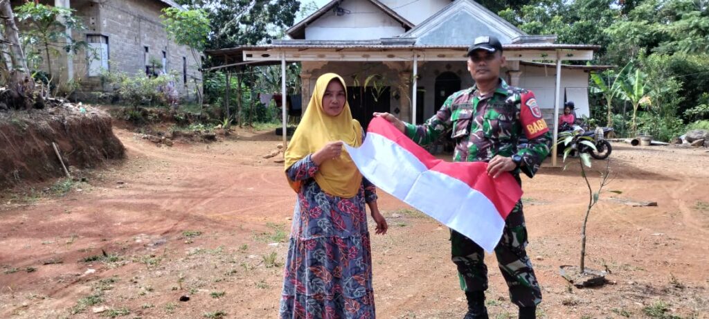 Kosmos Merah Putih di Desa Sungai Arfat ” Babinsa Tanamkan Nilai Kejuangan Kepada Warga 