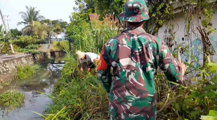 Koramil 01/Sungai Pinang Bersama Warga Bersihkan Bantaran Sungai di Desa Rantau Bakula