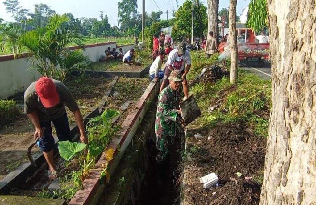 Minggu Bersih, Babinsa Kelurahan Tanggung Ajak Warga Gotong Royong Bersihkan Lingkungan