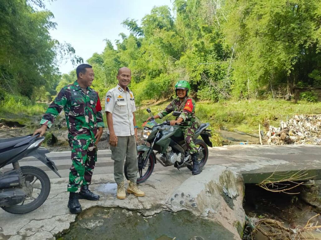 Babinsa Sertu Suprianto Turut Serta dalam Pemantauan Pencarian Motor yang Terjatuh di Sungai