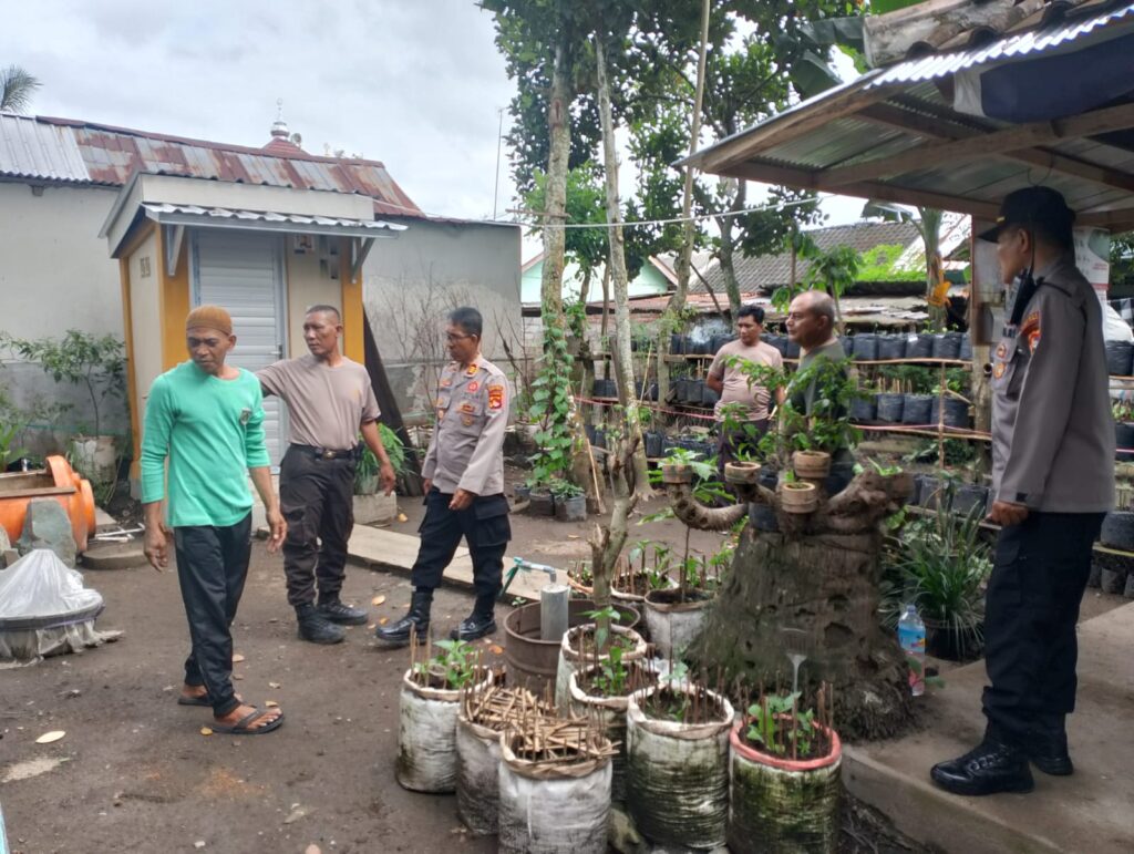 Polres Tinjau Pekarangan Lahan Bergizi Milik Warga di Pringgarata.