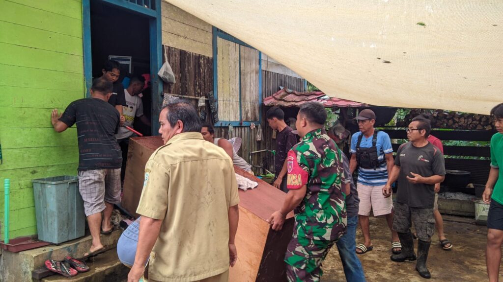 Babinsa Koramil 13/Barong Tongkok Bantu Warga Padamkan Kebakaran Rumah