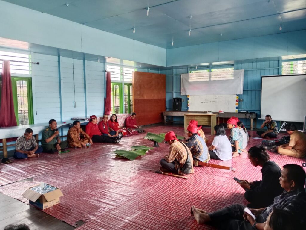 Babinsa Koramil 04/Long Iram Hadiri Pelantikan Kepala Adat Kampung Leban