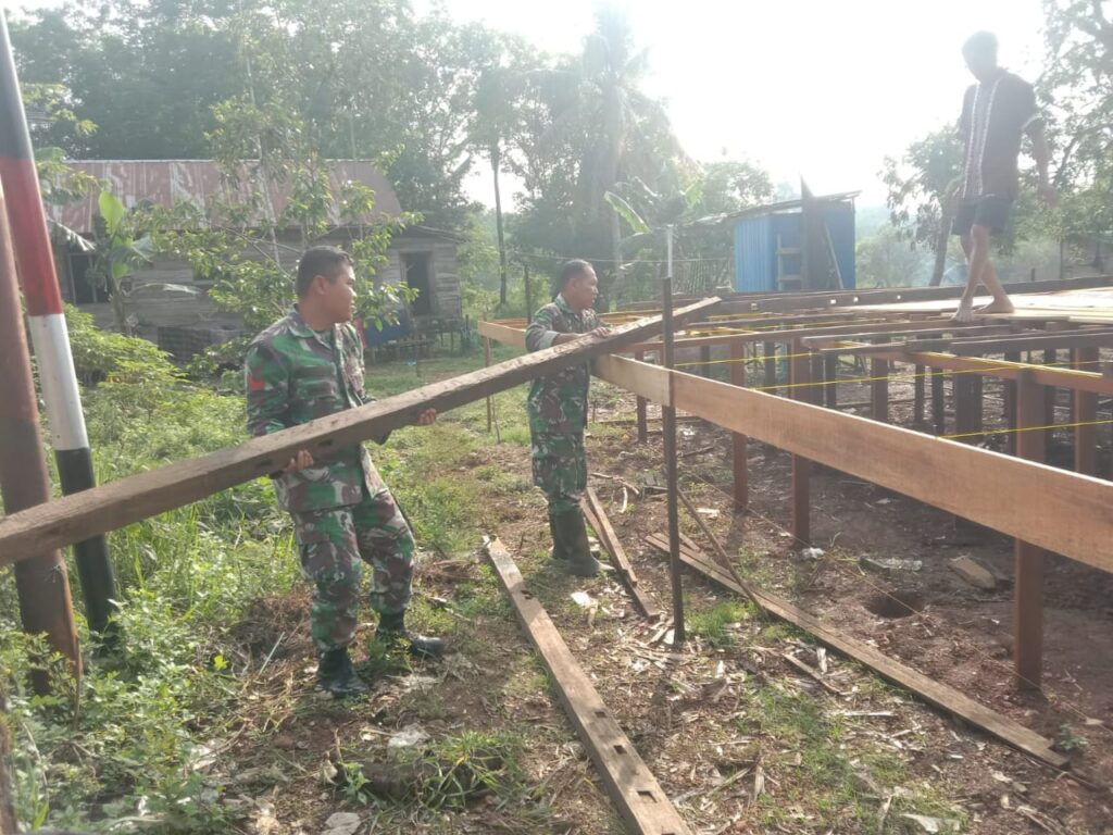 Babinsa Kodim 1006/Banjar Bersama Warga Gotong Royong Dirikan Tiang Rumah di Desa Biih